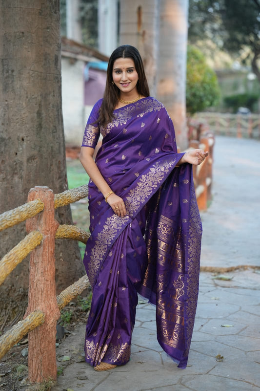 Glamorous Soft Silk Saree With Golden Zari Weaving