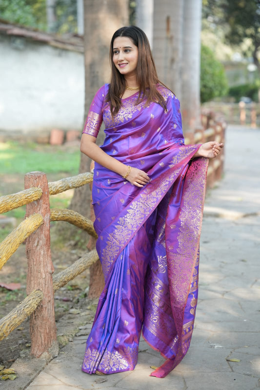 Glamorous Soft Silk Saree With Golden Zari Weaving