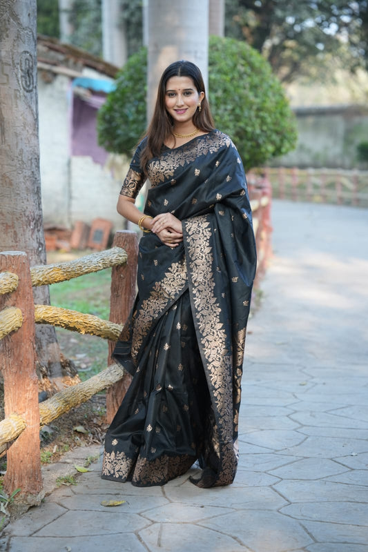 Glamorous Soft Silk Saree With Golden Zari Weaving
