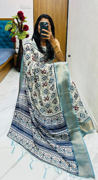 Winsome Handloom Silk Saree In  Ikkat Print With Zari Border