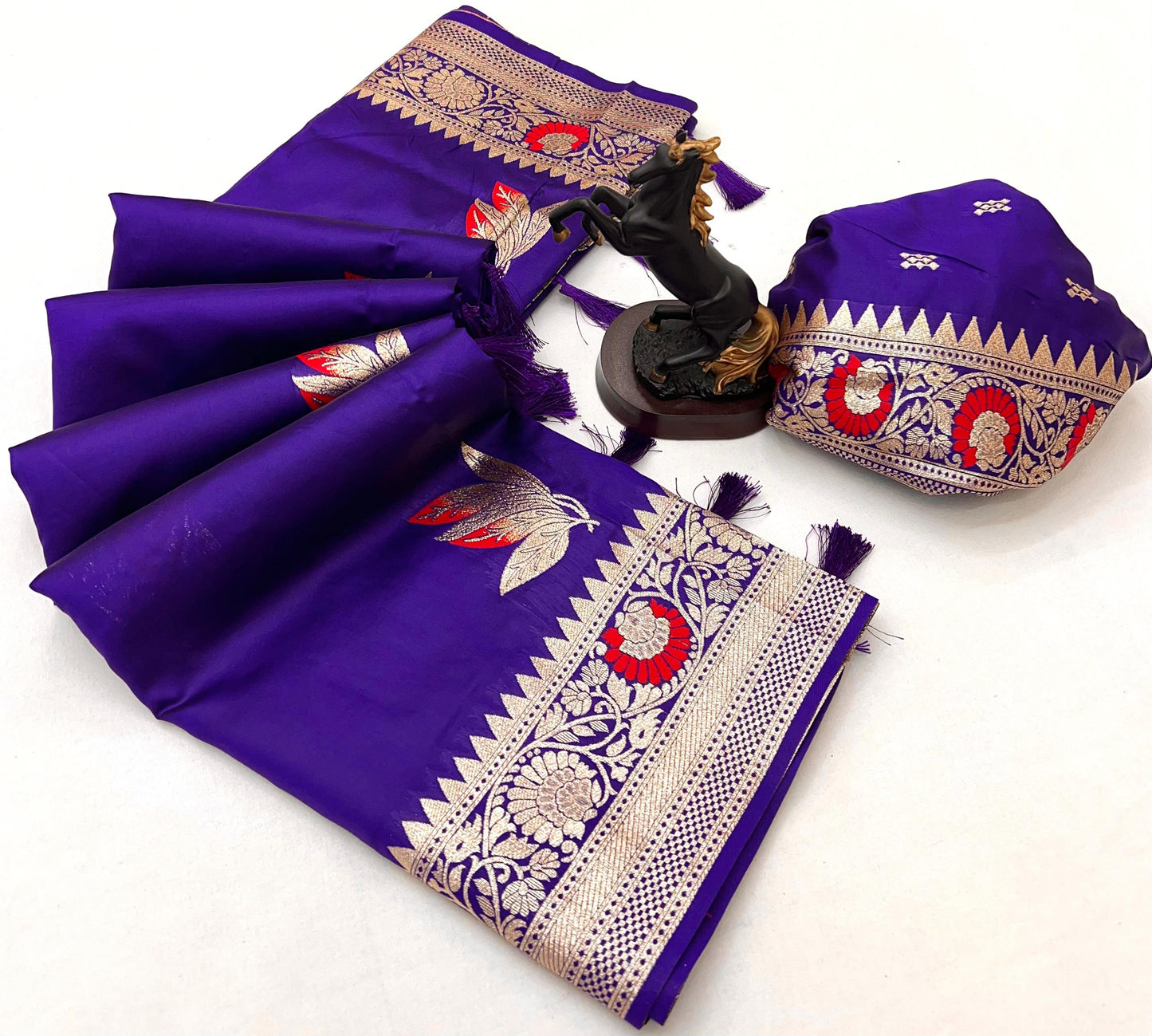 Elegant Festive Look Soft Silk Saree With Zari Weaving