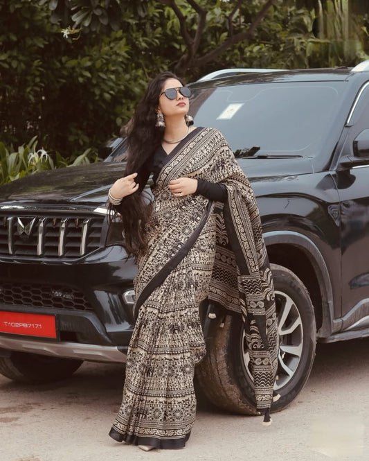 Very Graceful Pure Gajji Silk Saree In Traditional Print