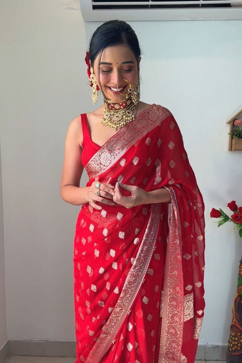 Banarasi Saree Styling Ideas: घर पर पड़ी पुरानी बनारसी साड़ी का ऐसे करें  इस्तेमाल, नहीं हटेगी लोगों की नजर | how to make stylish dresses from old banarasi  saree | TV9 Bharatvarsh