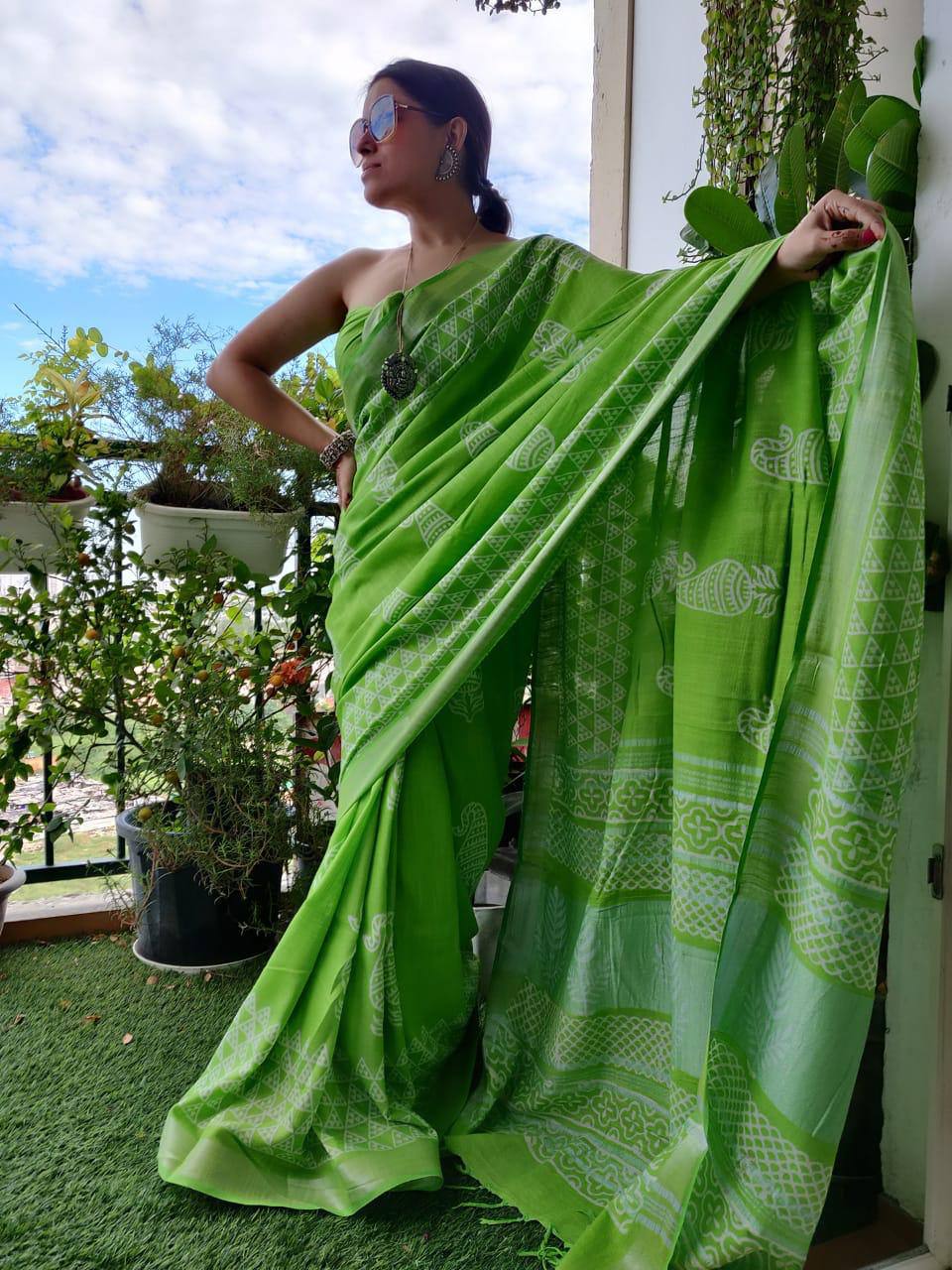 Pure Linen Saree In Modern Aesthetic Design With Zari Patta Border